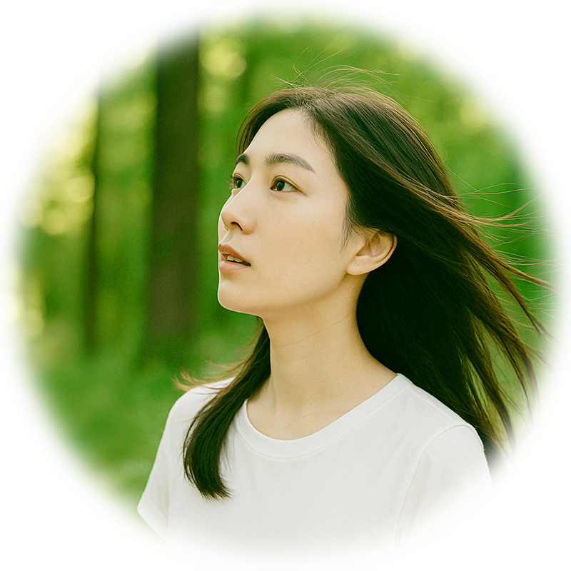 不安げに空を見上げる女性